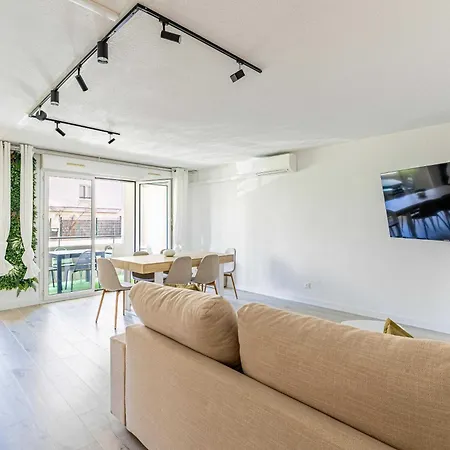 Lägenhet Comfort And Serenity With A-c, Parking And Balcony *