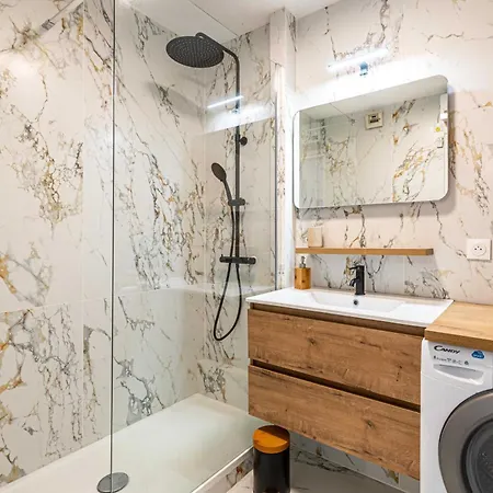 Comfort And Serenity With A-c, Parking And Balcony *