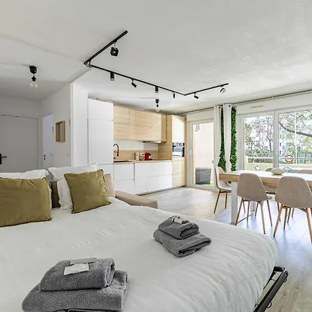 Comfort And Serenity With A-c, Parking And Balcony Lägenhet *